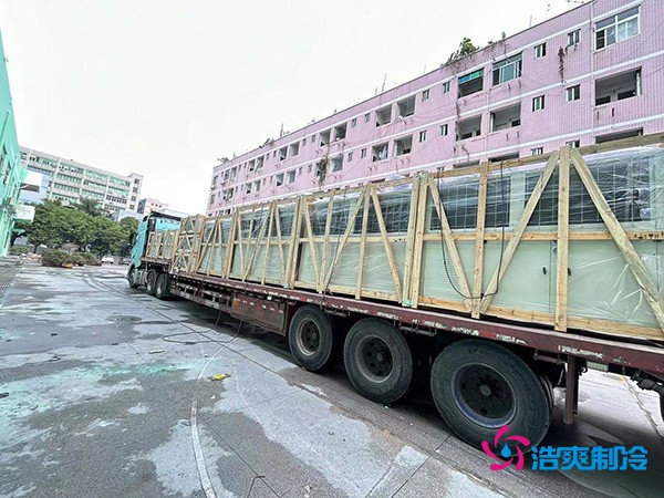 圖為制冷機組設(shè)備到貨