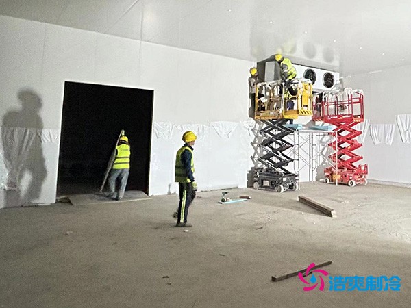 圖為浩爽工人正在安裝冷風(fēng)機